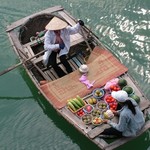 Baie d'Along - 212 - Marche sur bateau fruit - Vietnam