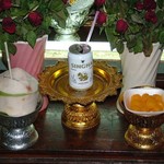 Bangkok - 013 - Wat Pho - Offrande Biere et coco - Thailande