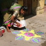 Pondicherry - Femme indienne dessinant un kolam (ou mandala) - Inde