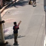 Pondy 010 - Enfants jouent criquet rue - Inde