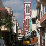 Pondy - 003 - Rue avec eglise - Inde