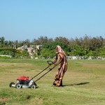 Mamallapuram 055 - Femme tond la pelouse - Inde