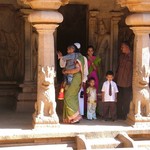 Mamallapuram 031- Indiens dans temple - Inde