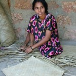 Backwaters 066 - Femme tapis en branches - Inde