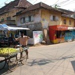 Cochin 007 - Rue et marchand ambulant - Inde