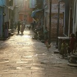 Benares Varanasi 088 - Rue coucher soleil - Inde