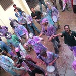 Benares Varanasi 016 - Holi defile rue - Inde