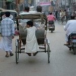 Benares Varanasi 000 - Gamin derriere Rickshaw - Inde