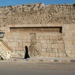 Hama 018 - Mur et femme voilee - Syrie