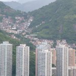 Rio 134 - Immeubles et favella - Bresil