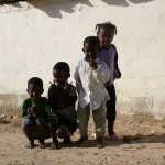 Nouadhibou 057 - 4 enfants rient - Mauritanie