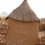Pays Dogon Djiguibombo 054 - Grenier avec symbole - Mali