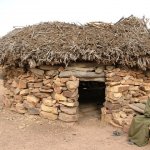 Pays Dogon Djiguibombo 023 - Vieu devant togouna pierre - Mali
