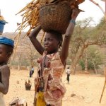 Pays Dogon Kani Kombole 107 - Enfants bois sur la tete - Mali