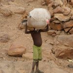 Pays Dogon Yabatalou 296 - Enfant porte sac sur tete - Mali