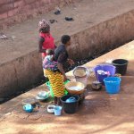 Bamako 031 - Vaisselle dans la rue - Mali