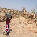 Pays Dogon Dourou 505 - Fille porte basine d'eau sur tete - Mali