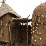 Pays Dogon Begnemato 402 - Maison chasseur peaux cranes - Mali