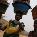 Pays Dogon Kani Kombole 076 - Enfants bois sur la tete - Mali