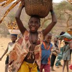 Pays Dogon Kani Kombole 098 - Enfants bois sur la tete - Mali