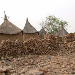 Pays Dogon Djiguibombo 006 - Greniers et pierres - Mali