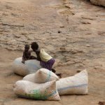 Pays Dogon Begnemato 425 - Fille avec frere sur sacs - Mali