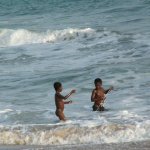 Cape Coast 068 - Enfants jouent dans ocean - Ghana