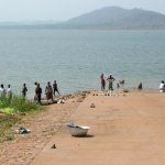 Est lac Volta 312 - Lessive sur jetee - Ghana