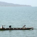 Est lac Volta 319 - Pirogues enfants sur lac - Ghana