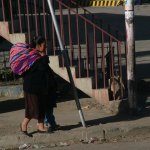 La Paz-Puno 023 - Femme avec sac tissu - Bolivie