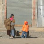 La Paz-Puno 024 - Femmeet enfant - Bolivie