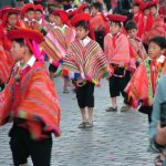 Cusco 076 - Defile des enfants ponchos rouges - Perou
