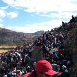 Inti Raymi 004 - Rocher avec population - Perou