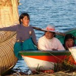 Titicaca 049 - Enfants dans barque - Perou