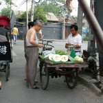 Pekin 206 - Marche legume dans rue - Chine