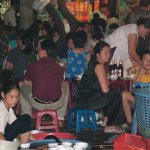 Hanoi - 045 - Rue resto trottoirs - Vietnam