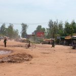 Voyage frontiere - 017 - Village rue terre - Cambodge