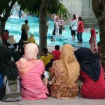 Kuala Lumpur - 075 - Piscine et femmes voilees - Malaisie