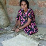 Backwaters 066 - Femme tapis en branches - Inde