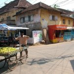 Cochin 007 - Rue et marchand ambulant - Inde