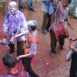 Benares Varanasi 015 - Holi Danse rue - Inde