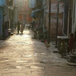 Benares Varanasi 088 - Rue coucher soleil - Inde