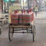 Benares Varanasi 026 - Livreur de gas - Inde