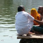 Jaipur 065 - Pushkar - Personnes vers lac - Inde